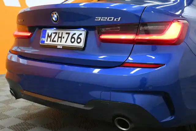 Sininen Sedan, BMW 320 – MZH-766