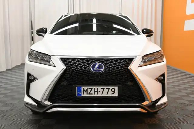 Valkoinen Maastoauto, Lexus RX – MZH-779