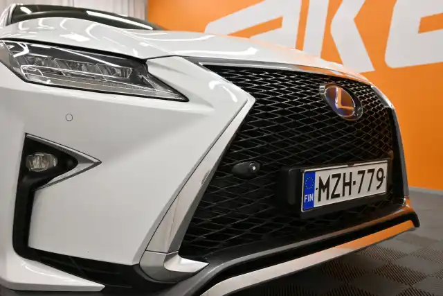 Valkoinen Maastoauto, Lexus RX – MZH-779