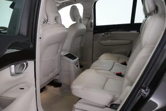 Harmaa Maastoauto, Volvo XC90 – MZH-798