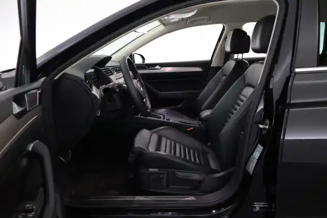 Musta Farmari, Volkswagen Passat – MZI-589