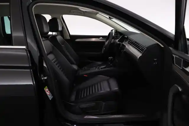 Musta Farmari, Volkswagen Passat – MZI-589