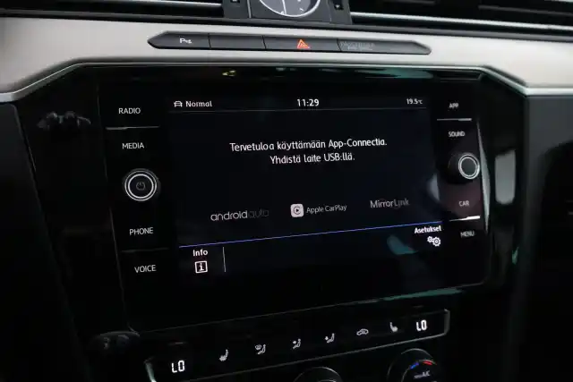 Musta Farmari, Volkswagen Passat – MZI-589