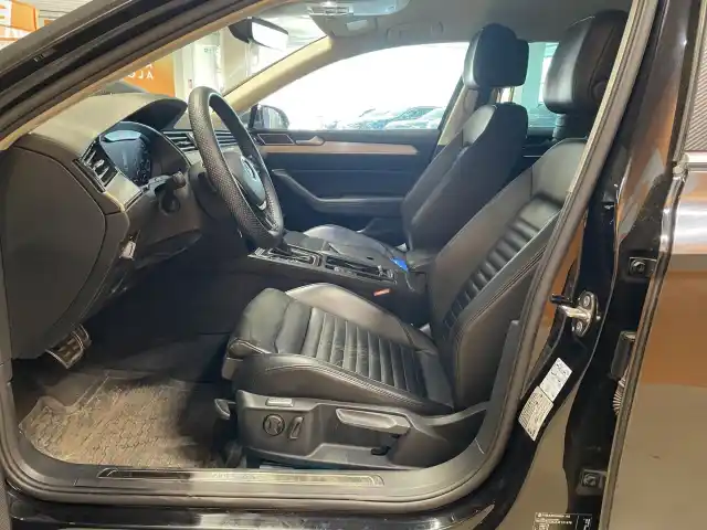 Musta Farmari, Volkswagen Passat – MZI-589