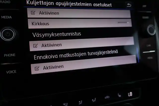 Musta Farmari, Volkswagen Passat – MZI-589