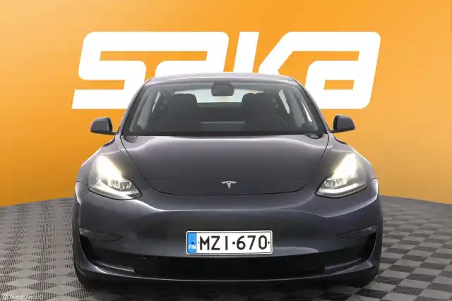 Harmaa Sedan, Tesla Model 3 – MZI-670