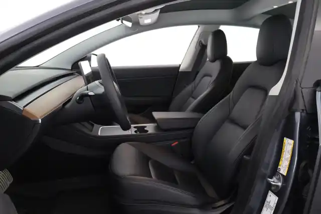 Harmaa Sedan, Tesla Model 3 – MZI-670