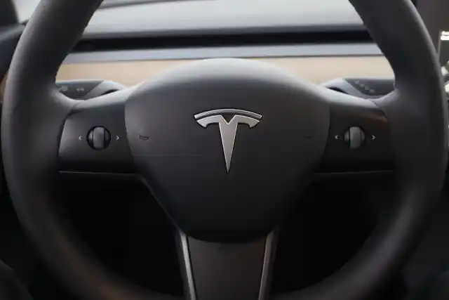 Harmaa Sedan, Tesla Model 3 – MZI-670