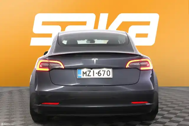 Harmaa Sedan, Tesla Model 3 – MZI-670