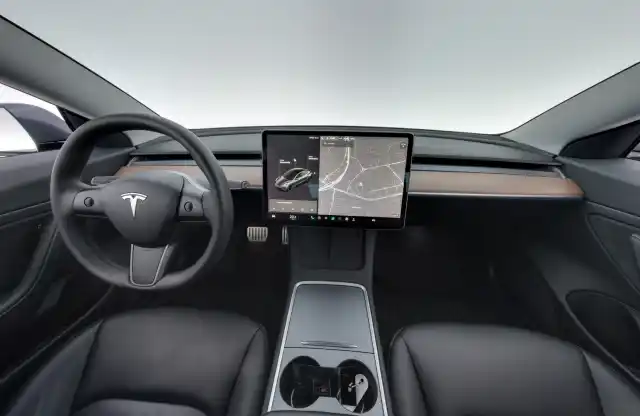Harmaa Sedan, Tesla Model 3 – MZI-670