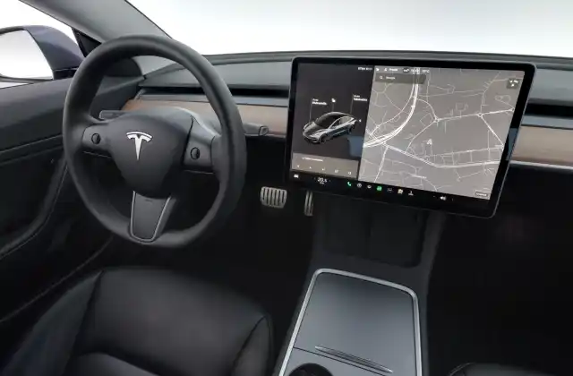Harmaa Sedan, Tesla Model 3 – MZI-670