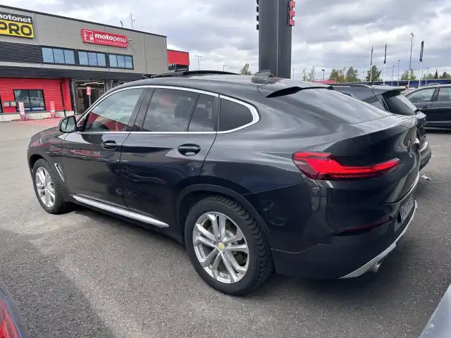 Harmaa Maastoauto, BMW X4 – MZI-911