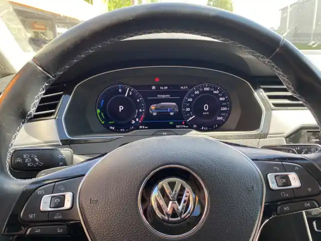 Valkoinen Farmari, Volkswagen Passat – MZJ-337