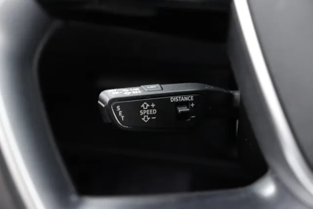 Harmaa Maastoauto, Audi e-tron – MZJ-751