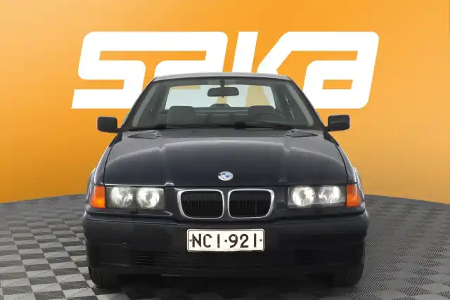 Sininen Sedan, BMW 316 – NCI-921