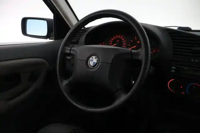 Sininen Sedan, BMW 316 – NCI-921