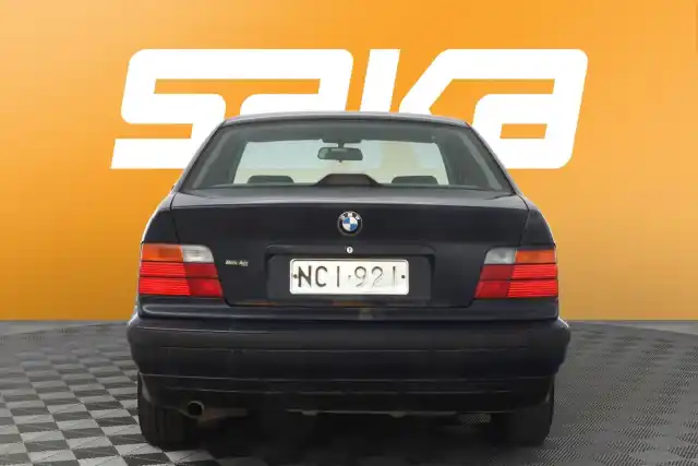 Sininen Sedan, BMW 316 – NCI-921