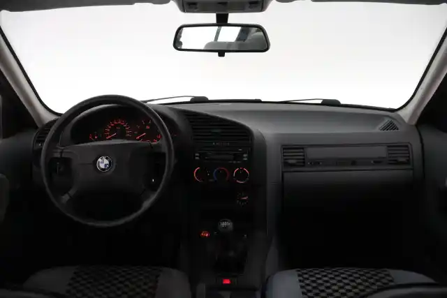 Sininen Sedan, BMW 316 – NCI-921