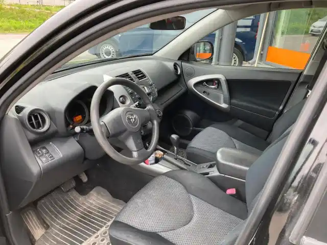 Musta Tila-auto, Toyota RAV4 – NGT-118