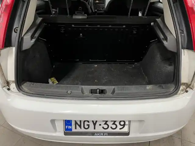 Valkoinen Tila-auto, Fiat Punto – NGY-339