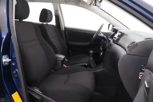 Sininen Viistoperä, Toyota Corolla – NHB-221
