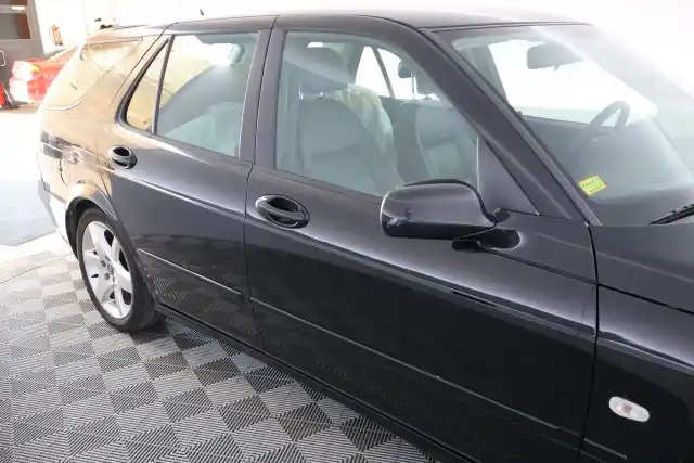Musta Farmari, Saab 9-5 – NHK-745