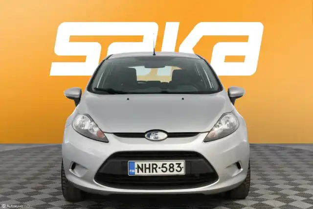 Harmaa Viistoperä, Ford Fiesta – NHR-583