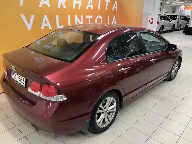 Punainen Sedan, Honda Civic – NHT-663
