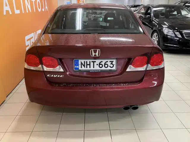 Punainen Sedan, Honda Civic – NHT-663