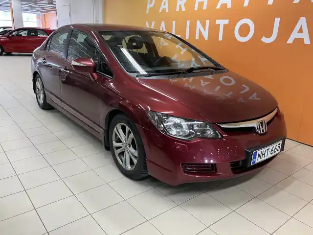 Punainen Sedan, Honda Civic – NHT-663