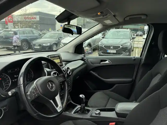 Harmaa Tila-auto, Mercedes-Benz B – NHY-394
