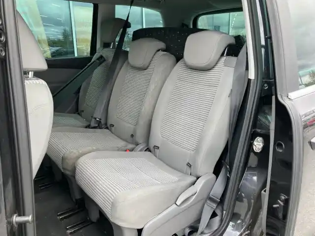 Musta Tila-auto, Seat Alhambra – NHY-410