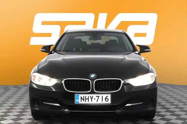 Musta Sedan, BMW 320 – NHY-716