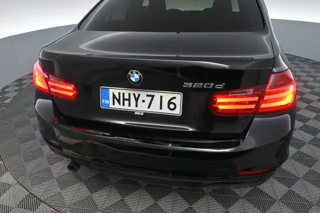 Musta Sedan, BMW 320 – NHY-716