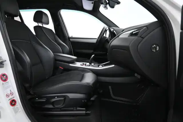 Valkoinen Maastoauto, BMW X3 – NHZ-613