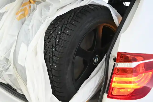 Valkoinen Maastoauto, BMW X3 – NHZ-613
