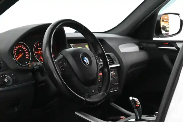 Valkoinen Maastoauto, BMW X3 – NHZ-613