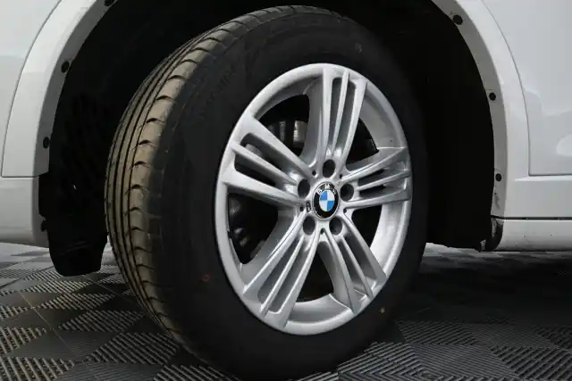 Valkoinen Maastoauto, BMW X3 – NHZ-613