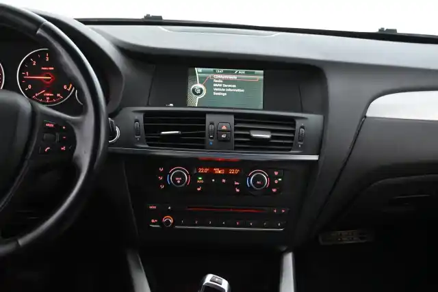 Valkoinen Maastoauto, BMW X3 – NHZ-613