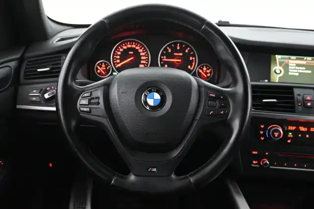 Valkoinen Maastoauto, BMW X3 – NHZ-613