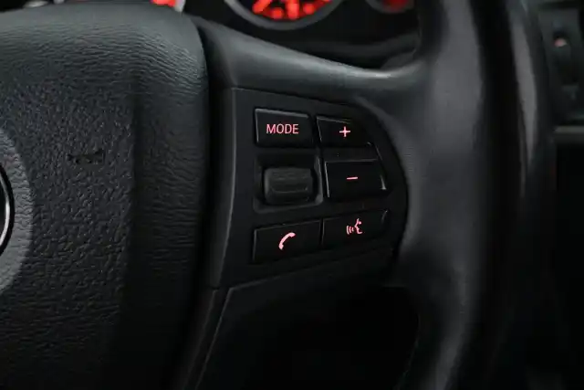 Valkoinen Maastoauto, BMW X3 – NHZ-613