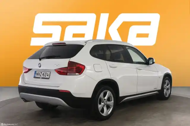 Valkoinen Maastoauto, BMW X1 – NHZ-624