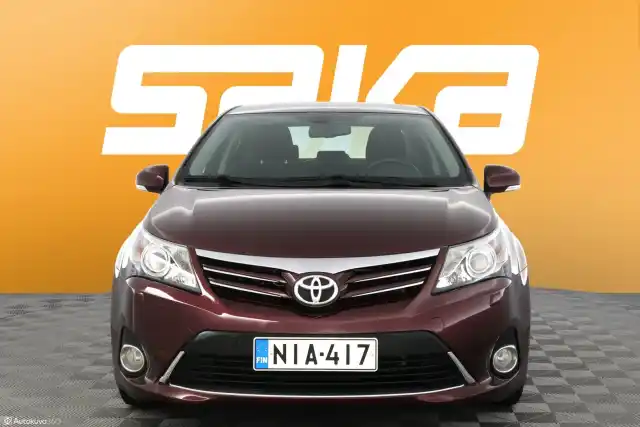 Punainen Sedan, Toyota Avensis – NIA-417