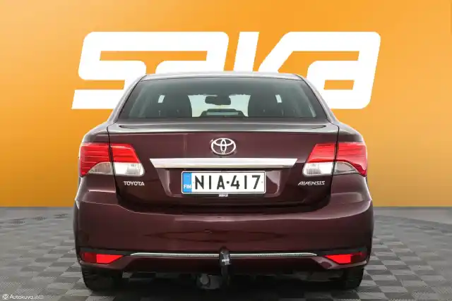 Punainen Sedan, Toyota Avensis – NIA-417