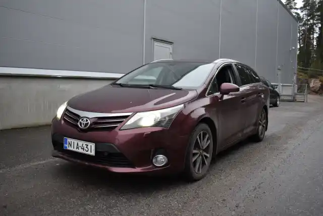 Punainen Farmari, Toyota Avensis – NIA-431