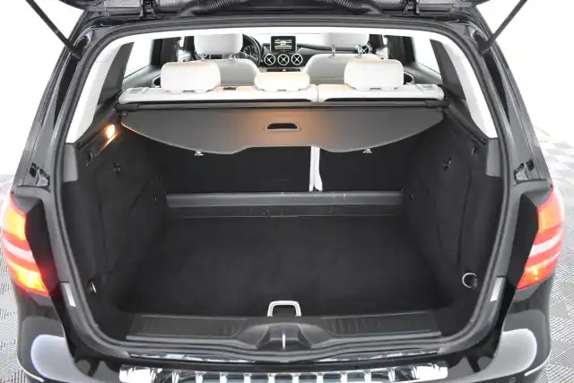 Musta Tila-auto, Mercedes-Benz B – NIA-662