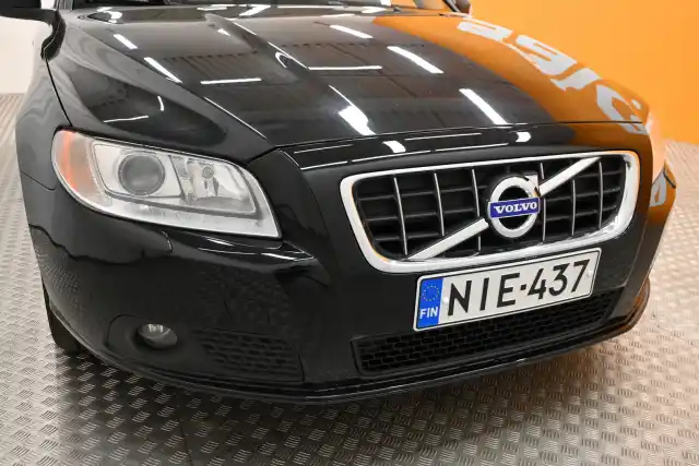 Musta Farmari, Volvo V70 – NIE-437