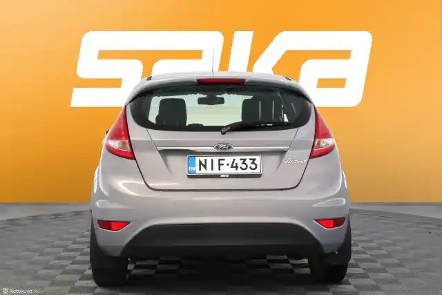 Harmaa Viistoperä, Ford Fiesta – NIF-433