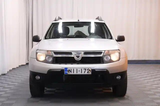 Harmaa Maastoauto, Dacia Duster – NII-172