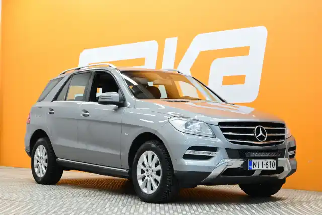 Harmaa Maastoauto, Mercedes-Benz ML – NII-610